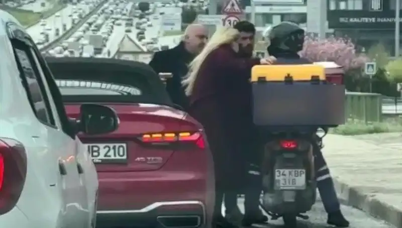 D-100'de Korku Dolu Anlar: Motokuryeye Silah Çeken Saldırı Gözaltına Alındı