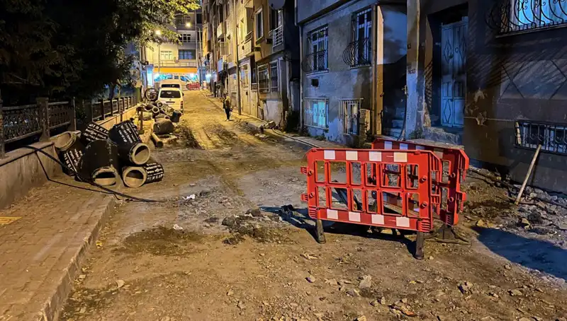Bayrampaşa'da Altyapı Çalışmaları İle Birlikte Rögar Kapağı Patladı!