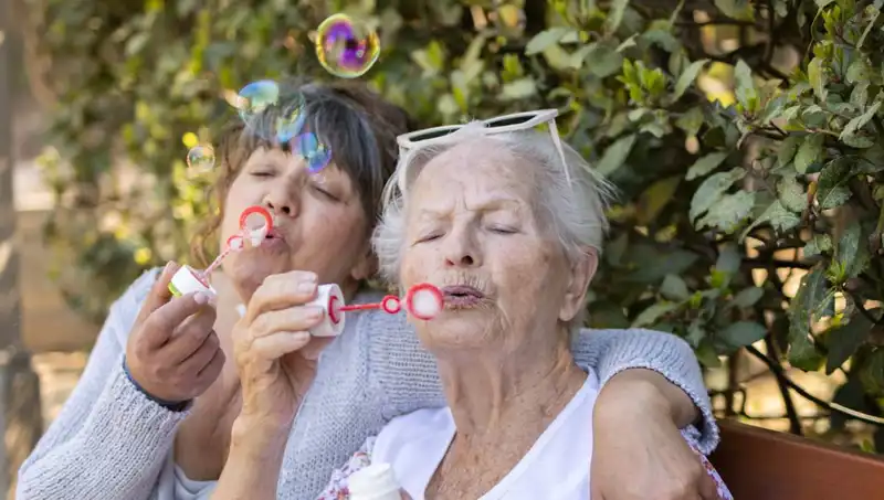 100 Yaşında İki Kadından Uzun Yaşamın Sırrı: Beslenme ve Hareket Bunu Gerektirmiyor!