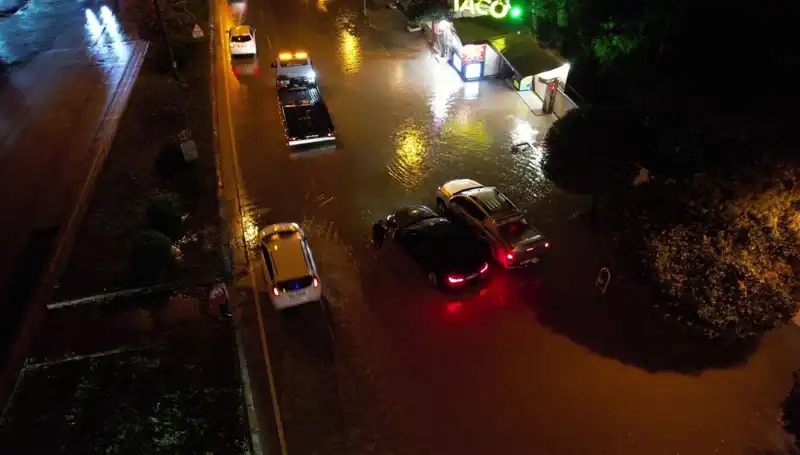 Adana'da Sağanak Yağış Sonrası Cadde ve Yollar Sular Altında Kaldı