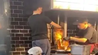 Pişmiş Tavuk Dönerin Üzerine Çiğ Et Koydular: Skandal Yine Gündemde