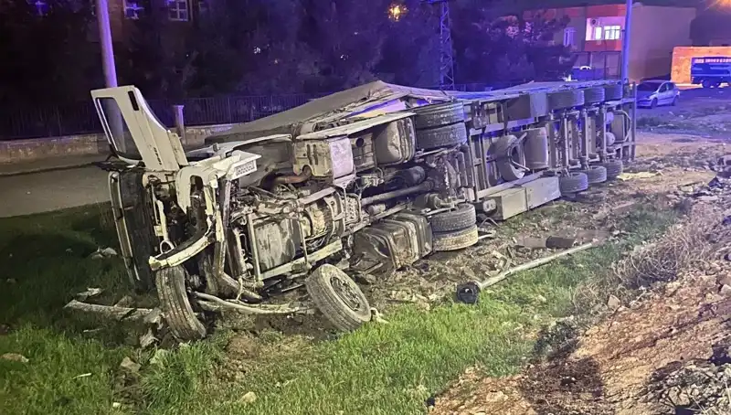 TIR Devrildi: İstanbul'da Feci Kaza Sonucu 6 Kişi Yaralandı