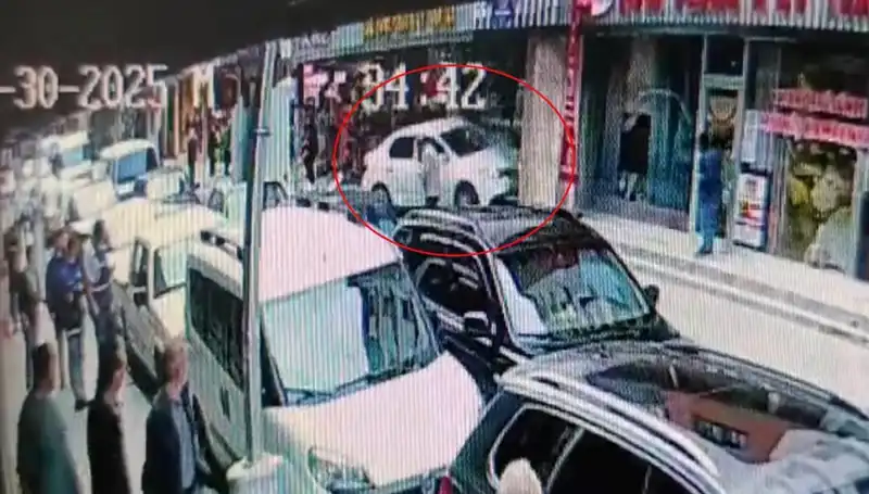 Alkollü Sürücü Mağazaya Daldı, Çocuklar Son Anda Kurtuldu!