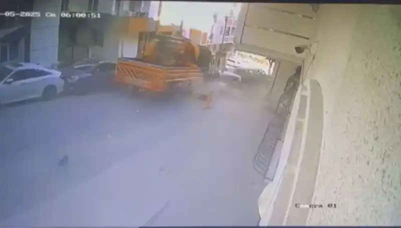 Kontrolden Çıkan Vinç, İstanbul Cadde ve Sokaklarını Sarmaladı: 23 Araç Zarar Görüyor!