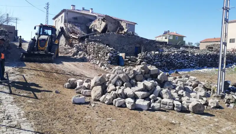 Kayseri'de Ahır Çökmesi: 35 Hayvan Telef Oldu, Olayın Nedenleri Araştırılıyor