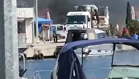 Tuzla'daki Balıkçı Barınağında Korkutan Lastik Yangını: Ekipler Olay Yerinde!