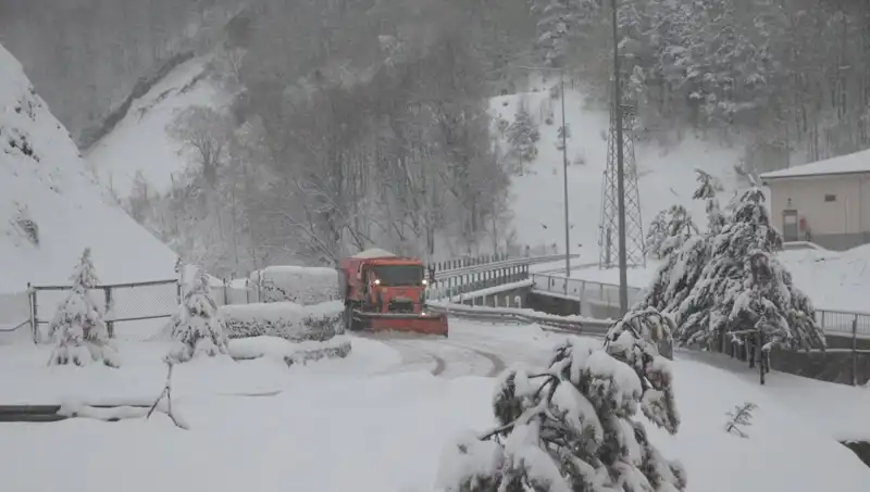 Bolu Dağı'nda Kış Manzarası: Kar Yağışı Hayran Bırakıyor