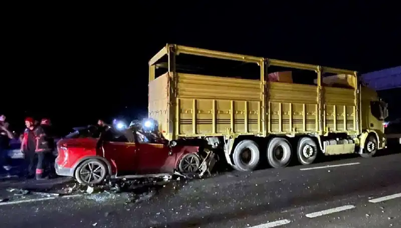 İstanbul'da Kamyona Çarpan Araçta Korkunç Kaza: Bir Hayat Kaybedildi