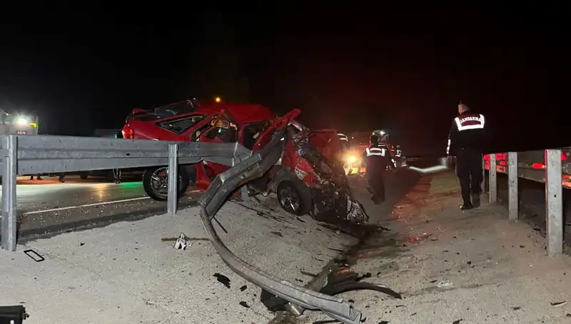 Bariyerlere Çarpan Otomobilin Faciası: 2 Kişi Hayatını Kaybetti
