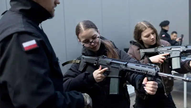 Polonya'da Savaş Hazırlıkları: Siviller Askeri Eğitime Alındı