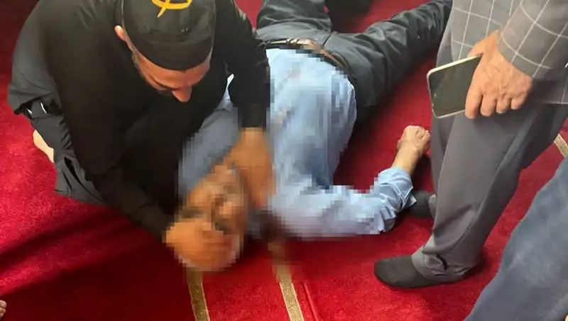 Camide Namaz Kılan Adam Bıçaklı Saldırıya Uğradı: Olayın Şok Edici Detayları