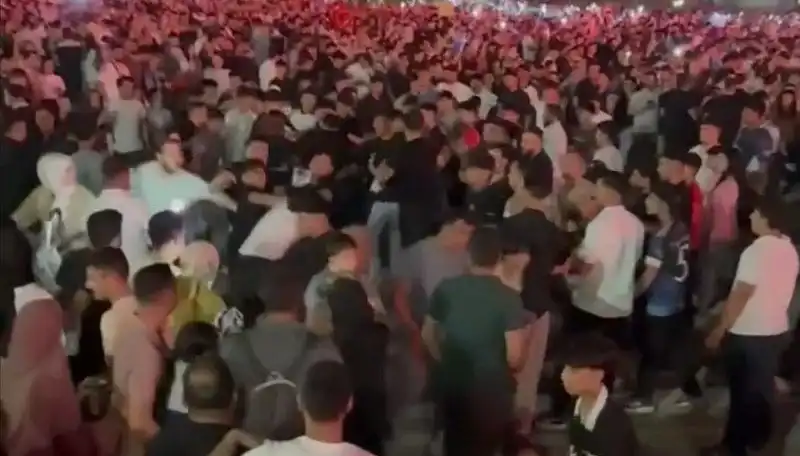 Ünlü Sanatçının Konserinde Bıçaklı Kavga: Üç Kişi Yaralandı!