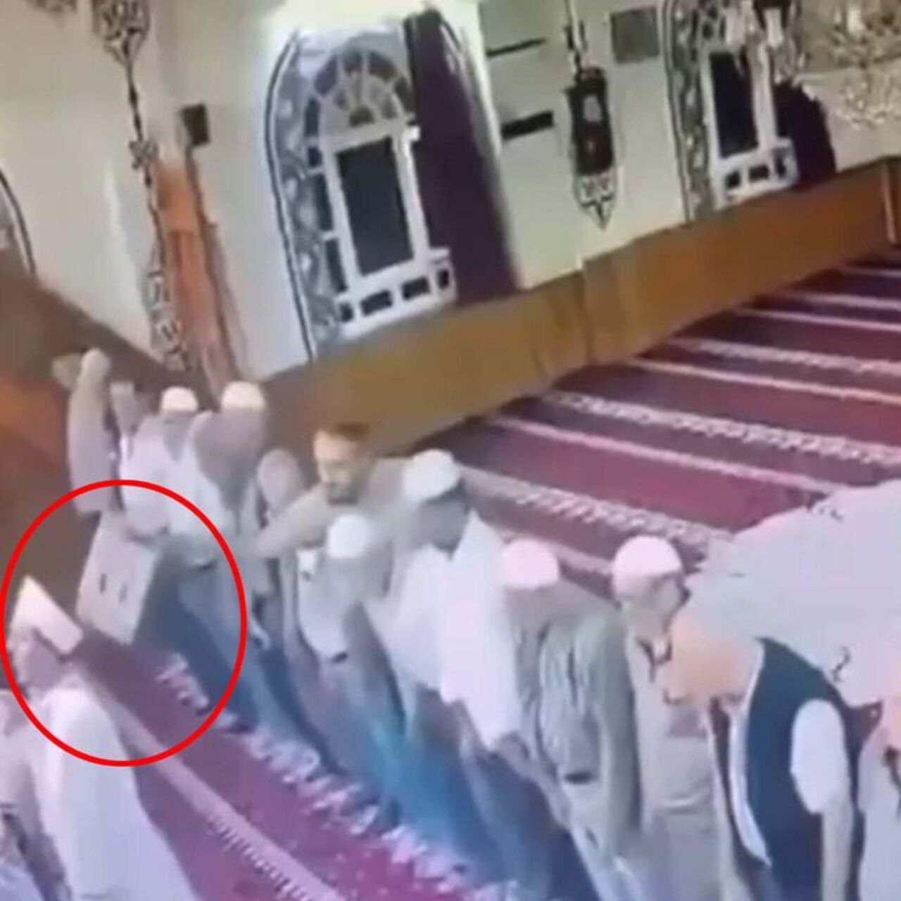 İmamın Başına Tabureyle Vuran Şahıs, Cemaati Vantilatörle Kovaladı! Şaşırtan Olay