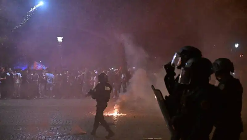 PSG Şampiyonluğunu İlan Etti: Paris Sokaklarında Kutlama ve Coşku!