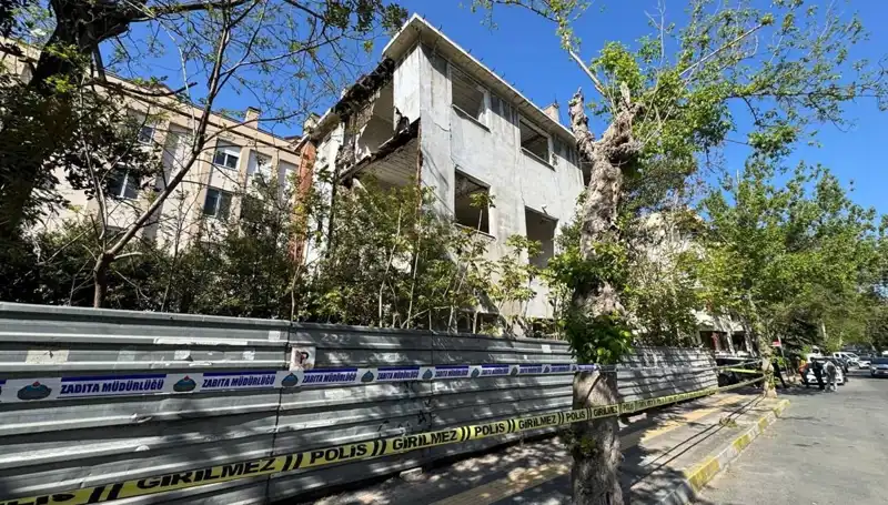 Bakırköy'deki Metruk Bina Depremle Birlikte Çöktü: Tehlike Çanları Çalıyor