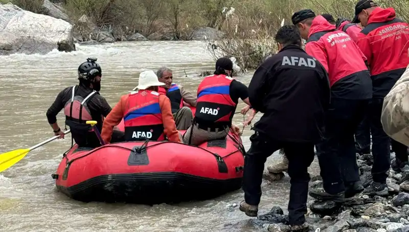 Zap Suyu Kenarında Mahsur Kalan Dört Kişi Kurtarıldı!