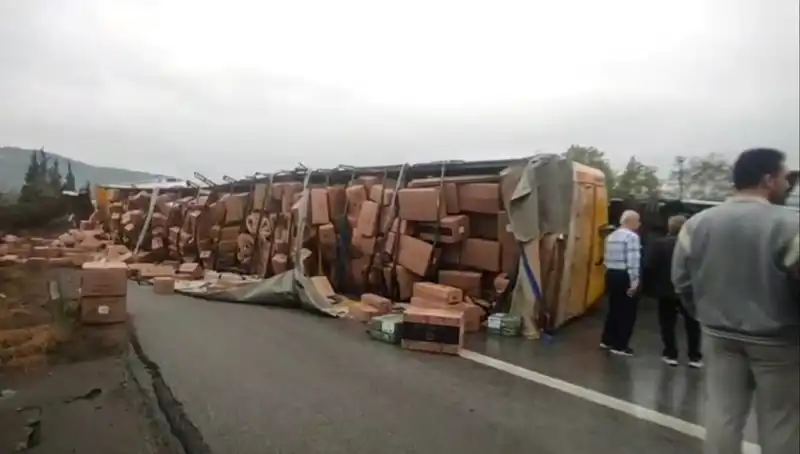 TEM’de Devrilen TIR, Ankara Yönünü Kapattı: Olay Anı ve Sonrası