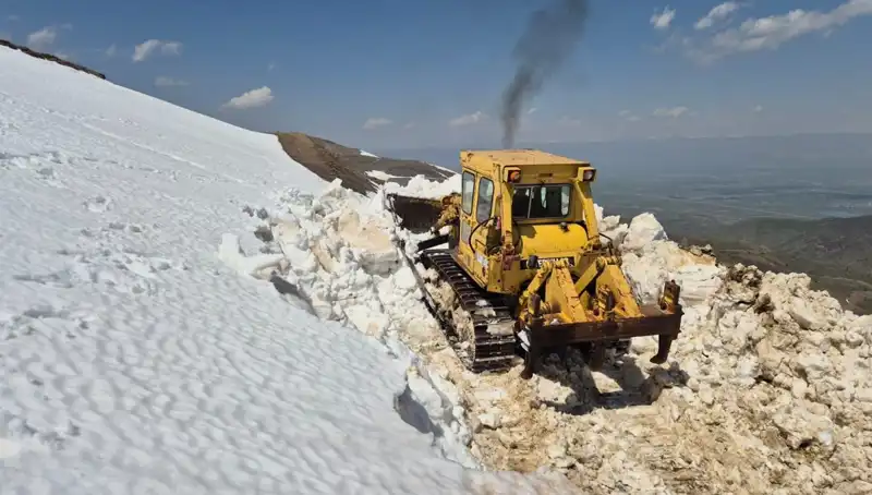 Nisan Ayında İstanbul'da 2 Metreyi Bula Karda Yol Açma Çalışmaları Başladı