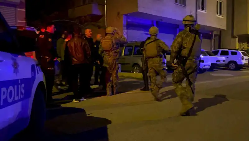 Bir Skandal: Balkondan Tüfekle Ateş Açan Şahıs Kendini Eve Kilitledi!