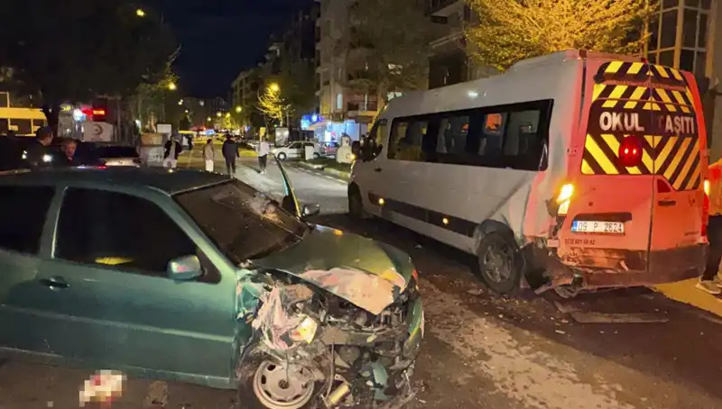 İstanbul’da Feci Kaza! Otomobil Servis Minibüsüne Çarptı, 6 Yaralı