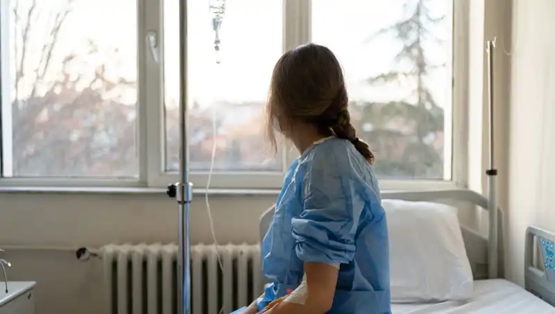 27 Yaşındaki Kadın, Doktorların Ciddi Demediği Kanser Tehditini Aşarak Hayata Tutunuyor!