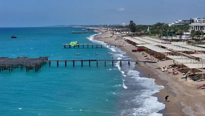 Antalya Sahillerinde Güneşli Hava Yoğunluğu: Turizmi Canlandırıyor