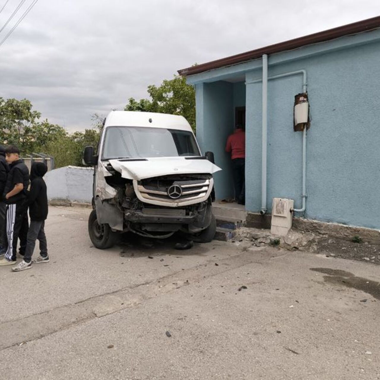 Servis Minibüsü Evin Duvarına Çarptı: Maddi Hasar Meydana Geldi