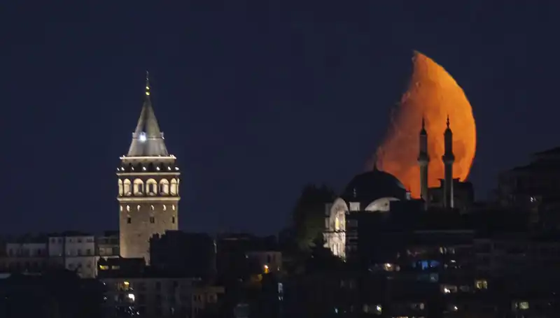 İstanbul’da Yarım Ay, Şehrin Gözbebeği Olarak Büyüledi!
